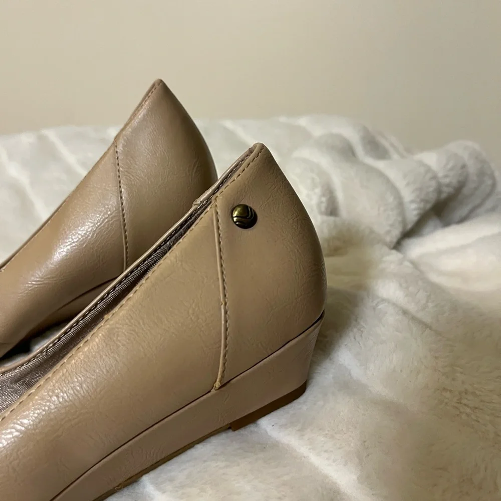 Lifestride Flex Spark 10M Nude Leather Kitten Wedge Workwear Office Summer Work